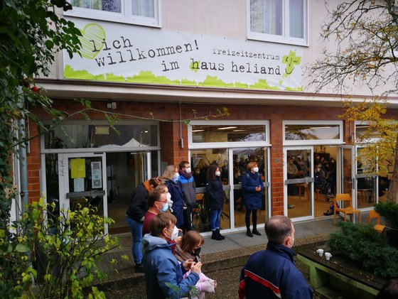 Ein junger Mitarbeiter hält die Predigt 
Herbsttreffen 2021
Der Berufungs-Gottesdienst fand draußen statt
Das Thema des Gottesdienstes 
Einige konnten drinnen sitzen, bei geöffneten Flügeltüren
Applaus für die neuen Mitarbeiterrinnen und Mitarbeiter 
Die Neuen bekamen alle eine Rose 
Eine Mitarbeiter las den EJW Verspruch vor ... - https://www.ejw.de/fileadmin/downloads/2018_29_08_Verspruch_der_Heliand_Mitarbeiterschaft_des_EJW_Hessen_2.0.pdf
Draußen gab es sogar eine super Dachkonstruktion
Und wann seit Ihr das nächste Mal wieder mit Eurer Gruppe im EJW Freizeitzentrum Haus Heliand :-)