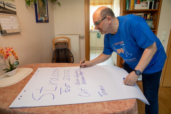 Hans-Conrad Blendermann hier bei der Vorbereitung für eine Bibelarbeit mit den Kolleginnen und Kollegen. 
Schnullernasen - tolle Lieder für die beiden Zwillingsenkel, die bald 10 Monate jung werden.
Vorbereitung eines Straßenfestes in Nieder-Eschbach im lebendigen Ruhestand. 