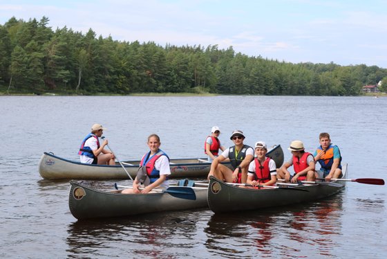 Wunderschöne Wanderung durch die Wälder in Schweden
Teamspiele am Anfang der Freizeit#
Waldfußball in der untergehenden Sonne
Viel Spaß beim Kanufahren 