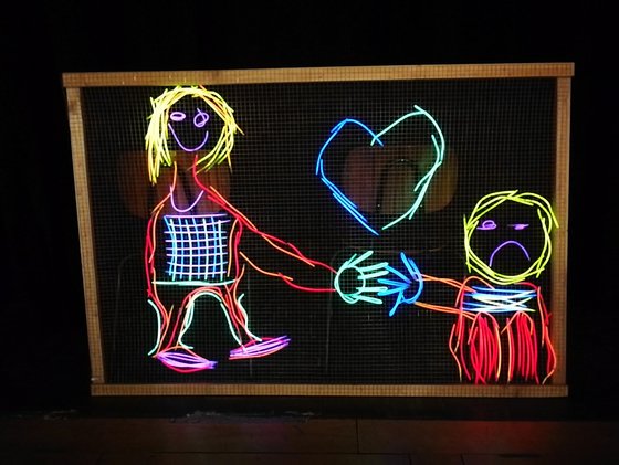 Gemeinsam als Team eine hohe Mauer erklimmen (oder gemeinsame eine Aufgabe bewältigen). 
Einander helfen ...
Gemeinsam als Team und gute Gemeinschaft unterwegs sein 
Die Vorbereitung für die Knicklichter Bilder ...
Die jungen Leute haben super Ideen, wie sie eine gute Gemeinschaft darstellen können 
Die eine Person hilft dem anderen ...