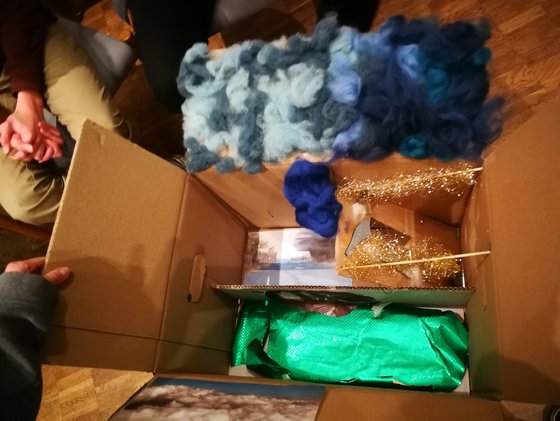 Diese Himmelskiste haben Carla, Theresa und Rafael gestaltet
Hier wird die Himmelskiste den anderen Konfis präsentiert. 
Hier können wir sogar Mädchen und Jungen von der 1. Seite des EJW Freizeitprospektes im Himmel entdecken ...
Diese Himmelskiste hat eine Treppe in den Himmel (heaven, nicht sky).