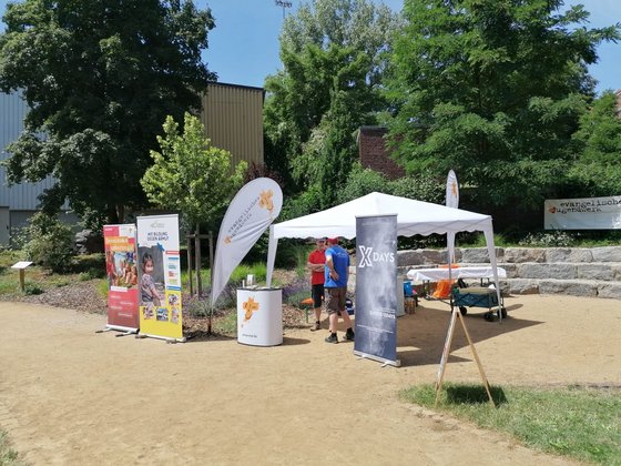 Poetry Slam Workshop
Unsere Pfadfinder*innen als Helfer*innen (Foto JKT)
Mitmach-Station: "Weißt du eh net"
Unterwegs mit Keksen, Apfelsaft und Brezeln zu unseren Ehrenamtlichen
Unser Kletterturm (Foto JKT)
Worshipabend 
Infostand
