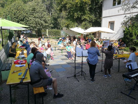 Lagebesprechung der Polizei und deren Mitarbeitenden
Was für ein Team ... 
Haus Heliand - der besondere Ort für wunderschöne Gruppen-Erlebnisse 
James - unser Superheld
Vier verschlossene Kisten ...,
die Kinder suchen nach den Lösungen ...,
hier öffnet Paula eine Kiste.
Ansprechend Andachten, z. B. am Abend in der Kapelle
Konzentriertes Seifenblasen pusten zur Begrüßung der Eltern.
Und zum Abschluss gab es natürlich wieder einen Gottesdienst, den die kleinen und großen Superhelden am Vormittag vorbereitet hatten. 