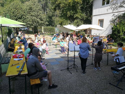 Lagebesprechung der Polizei und deren Mitarbeitenden
Was für ein Team ... 
Haus Heliand - der besondere Ort für wunderschöne Gruppen-Erlebnisse 
James - unser Superheld
Vier verschlossene Kisten ...,
die Kinder suchen nach den Lösungen ...,
hier öffnet Paula eine Kiste.
Ansprechend Andachten, z. B. am Abend in der Kapelle
Konzentriertes Seifenblasen pusten zur Begrüßung der Eltern.
Und zum Abschluss gab es natürlich wieder einen Gottesdienst, den die kleinen und großen Superhelden am Vormittag vorbereitet hatten. 