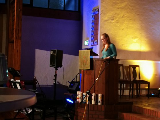 Lukas an der Profi-Kamera
Ida und Merle beim Anspiel
In den ersten Reihen durfte niemand sitzen. Alle Besucher*innen ( drei weniger als erlaubt ) hielten Abstand und hatten die ganze Zeit die Maske auf. Gesungen hat nur die Band ...
Wir hatten zwei Kamera, einmal mit der Total Aufnahme auf der Empore und einmal unten für Nahaufnahmen ...
Ida und Merle, die beiden jungen Frauen, haben die Kurzpredigt gehalten. Super ermutigend ... 
