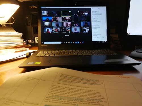Die Geschichte vom barmherzigen Samariter aus seiner Sicht ...
So sehen es die Konfi: Barmherzigkeit ist ...
Ein tolles Bild zur neuen Jahreslosung.
Konfi - Blockabend als Zoom-Videokonferenz 