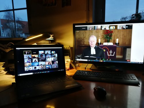 Pfarrer Jürgen Mattis leitete bisher den Fachbereich I: Beratung, Bildung, Jugend des Evangelischen Regionalverbandes Frankfurt und Offenbach
Stadtdekan Achim Knecht segnet Jürgen Mattis
Herr Mattis bedankt sich.
Propst Oliver Albrecht würdigt die Arbeit von Jürgen Mattis und gibt ihm folgendes Segenswort mit: Sei mutig und entschlossen! Lass dich nicht einschüchtern und hab keine Angst! Denn ich, der HERR, dein Gott, stehe dir bei, wohin du auch gehst.