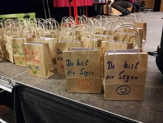 Regina Flömer mit Ihrem Partner Claus und den Kindern Hannah und David
die Mitarbeitenden - Gruppe Frost mit ihrem Medley 
das neue Ev. Beratungszentrum Flömer und Partnerinnen
alle Hauptamtliche sitzen in ihrem Wartezimmer 
Es gab viele mitgebrachte Erinnerungsbilder
Conny und Meike in blau und durchgeknallt 
weitere schöne Bilder
die Geschenke
Und der Wunsch von Regina an alle, die gekommen sind: Du bist ein Segen 
