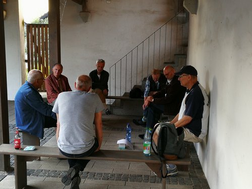 Unsere EJW Männergruppe
Haus der Stille in Gnadenthal
Foto nach der Tai Chi Morgen-Einheit 
Kirche in Gnadenthal 
Tai Chi am Morgen nach dem Frühstück vor dem Gottesdienst 
Geben und Nehmen muss im Einklang sein 
Männer gemeinsam unterwegs
Unser Geburtstagkind im Vordergrund: Matthias U. 
Männer gemeinsam im Gespräch 