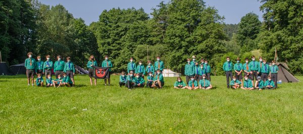 Ankunft am Bahnhof Viechtach. Materialaufnahme der Hajk-Gruppen für 3 Tage Hajk. Story: Suche des geheimen Jeditempels. Überall lauern die Schergen des Imperiums.
Hajk: Am Höllsteinsee.
Feuermachen auf dem Hajk
Vertrauensübung. Lass dich von der Macht leiten!
Angekommen auf dem Lagerplatz bauen alle Zeltgruppen ihre Schlafzelte für die nächsten 10 Tage auf.
Lagerfoto mit Abstand und Mask