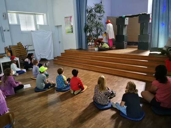 Wer ..."Es gefällt mir, dass ..." sagt, legt eine Blume hin. Wem etwas nicht gefällt, der legt einen Stein auf die Wiese. Könnt Ihr die vielen Blumen sehen ... 
Es gibt eine richtige kleine Band, mit Erwachsenen und auch mit Kindern ... - wow.
Einige Kinder haben auch ganz besondere Frisuren und sind richtig lustig.
Begleitet werden wir jeden Tag im biblischen Erlebnisprogramm von Rosalie, einer gefräßigen Raupe, die uns die Abenteuer von Jona erzählt und am liebsten Rosenkohl isst. 
Die Kinder sind mit großer Aufmerksamkeit dabei ... - vielleicht bist du ja beim nächsten Mal auch mit dabei? Wir würden uns freuen ...