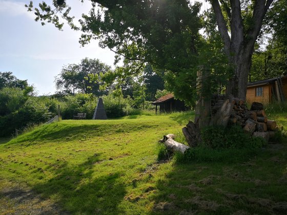 Aufeinander zugehen ...
Kleingruppen draußen im Schatten
der Lagerfeuerplatz und im Hintergrund die TT-Platte
gemeinsames Fußballschauen / 4 : 2 für Deutschland
das schöne Außengelände vom Fritz-Emmel-Haus