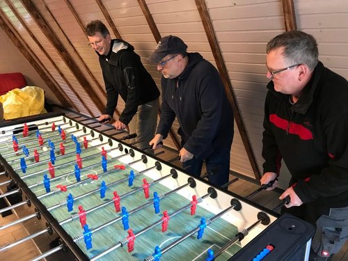 Mit dem Radlader und
dem Bagger arbeiten (spielen).
Escape Room, da ist Zusammenarbeit angesagt,
auch wenn man zunächst mal gefangen ist ...
Neue Herausforderungen angehen
Und im Regen drinnen Kicker spielen