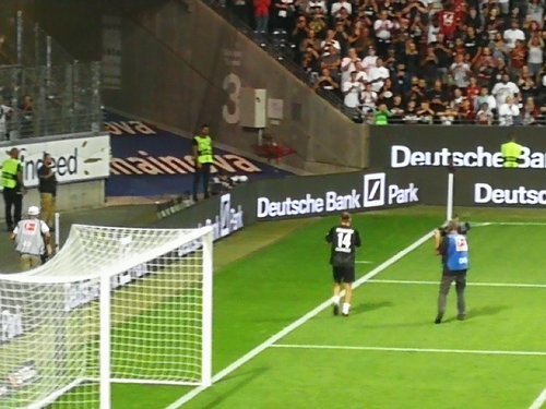 Junge Mitarbeiterinnen können auch begeisterte Eintracht Fans sein.
Alex Meier verabschiedet sich ...
Vater und Sohn - gemeinsam ein Team, und nächstes Jahr auf dem Vater-Kind-Wochenende in Haus Heliand
Danke an Axel Hellmann, dass ich über 20 Personen einladen durfte
Alex Meier dreht eine Ehrenrunde im Stadion nach dem Spiel