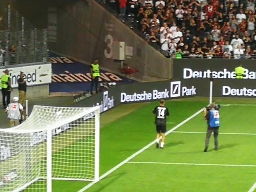 Junge Mitarbeiterinnen können auch begeisterte Eintracht Fans sein. 
Alex Meier verabschiedet sich ...
Vater und Sohn - gemeinsam ein Team, und nächstes Jahr auf dem Vater-Kind-Wochenende in Haus Heliand
Danke an Axel Hellmann, dass ich über 20 Personen einladen durfte
Alex Meier dreht eine Ehrenrunde im Stadion nach dem Spiel