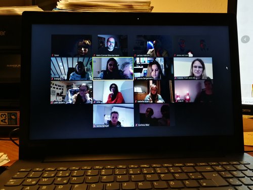 Unser EJW Highlights von diesem Jahr
Das EJW Online Herbsttreffen gehörte zu den Highlights des Jahres 2020 - wie viele andere gelungene Video-Konferenzen.
Laptop, PC und Handy... - alles in Gebrauch, alles im Blick. Auch mit Mentimeter und ...
... Kahoot! - Super Vorbereitung von zwei jungen Mitarbeiterinnen mit großer Methodenvielfalt.
Trotz Corona, wir haben viel erlebt im vergangenem EJW Jahr. Und das Engagement war auf vielen Schultern verteilt.
Danke für Euer Engagement, ihr Ehrenamtlichen. Als Geschenk gibt es in diesem Jahr ein Jahresabonnement, für eine christliche Zeit ihrer Wahl.