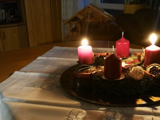 2. Advent und im Hintergrund die noch unfertige Weihnachtskrippe - Advent heißt ja warten ...
