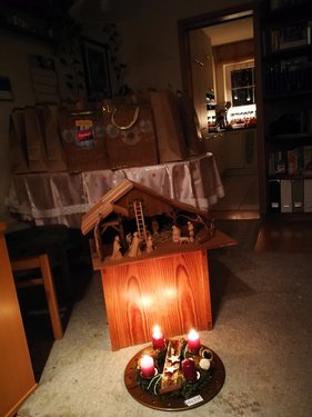 Ein Teelichthalter mit der neuen Jahreslosung 
Verschiedene Gottesbilder 
Ein bekanntes Bild aus der Arbeit mit den Konfis zum Thema Gottesbilder 
Die Gruppe, einige mussten schon etwas früher gehen ...
Advent, Advent ... und jede*r bekommt ein Weihnachtspaket ...