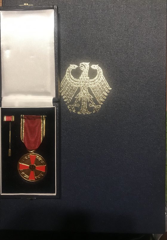 Lucia Puttrich, Staatsminsterin für Bundes- und Europaangelegenheiten
James Karanja in der Staatskanzleramt in Hessen
Überreichung des Bundesverdienstkreuzes
links Europaministerin Lucia Puttrich + rechts Kenias Botschafterin Esther Nyambura Mungai
das Bundesverdienstkreuz 