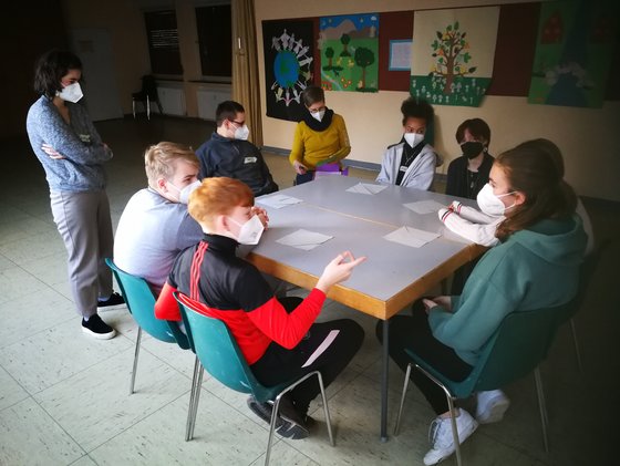 Hier hat es mal nicht geklappt. Ein Element des "Power of Tower" ist umgefallen. Aber das macht nichts, wichtig ist gemeinsam zu überlegen, wie es beim nächsten Mal besser gemacht werden kann ...
Die Aufgabe lässt sich nur gemeinsam lösen ...
Der Lava-See ...
Das Spiel der Stummen ...
... gar nicht so einfach!
Der "Power of Tower" ...
Das wertvolle Reflexions-Gespräch: Ermutigung, Wertschätzung jeder einzelnen Person und der Stärkung des Teams 