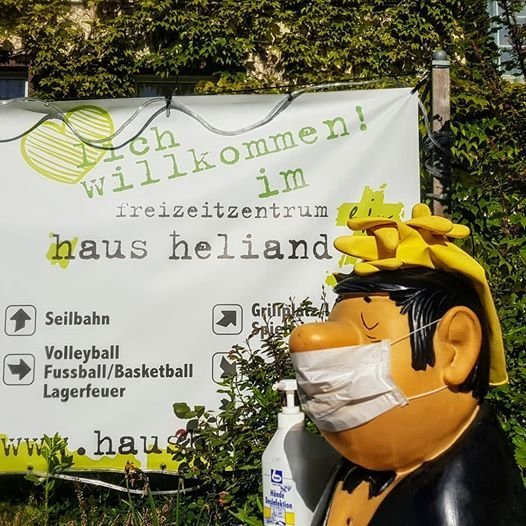 Haus Heliand von oben 
Harald Stenger bei seinem kurzweiligen Beitrag
Auch wenn man es hier nicht sieht, 190 große und kleine Leute waren gekommen 
Harald Stenger - ehemaliger Pressesprecher der Deutschen Fußballnationalmannschaft (rechts) und Mitglieder aus der Heliand Bruderschaft des EJW 
Die Männerrunde auch mit Teilnehmern von den Vater-Kind-We ...
Der ehemalige Hausvater Helmut Schubert und Ursel Jakobi, ehemalige EJW Kollegin 
Lothar Schneider und Frieda Blendermann am Spießbratengrill
Der ehemalige Geschäftsführer Andreas Grützner (links) und der aktuelle Geschäftsführer und Leitende Referent Piet Henningsen (rechts) und in der Mitte Jürgen Lehwalder; Pfarrer und 1. Vorsitzender des EJW Hessen
Die drei Fachgruppen des EJW ...
Herzlichen Willkommen in Haus Heliand - die Corona-Auflagen für Eure Sicherheit, haben wir im Blick