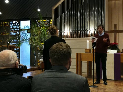 Der Kirchenvorstand verspricht Pfarrerin Meike Sohrmann in all ihren Aufgaben zu unterstützen und für sie zu beten.
Prodekan Holger Kamlah führt Pfarrerin Meike Sohrmann in ihr neues Amt ein.
Die neue Pfarrerin Meike Sohrmann in der Festeburg Gemeinde in Frankfurt - Preungesheim.
Meike Sohrmann bei ihrer Predigt.
Piet Henningsen, Geschäftsführer des EJW, spricht ein Segenwort für die ehemalige Jugend-Mitarbeiterin des Evangelischen Jugendwerkes.